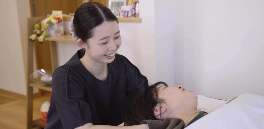 施術中に、なほさんと来院された方の自然な笑顔が見える様子