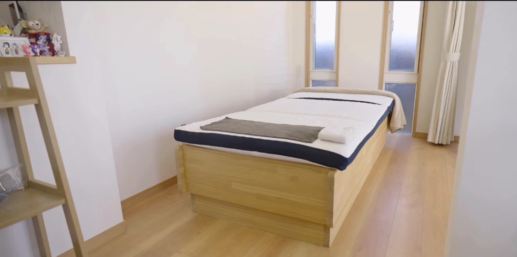 自然光の入る整体院すこやかの施術室